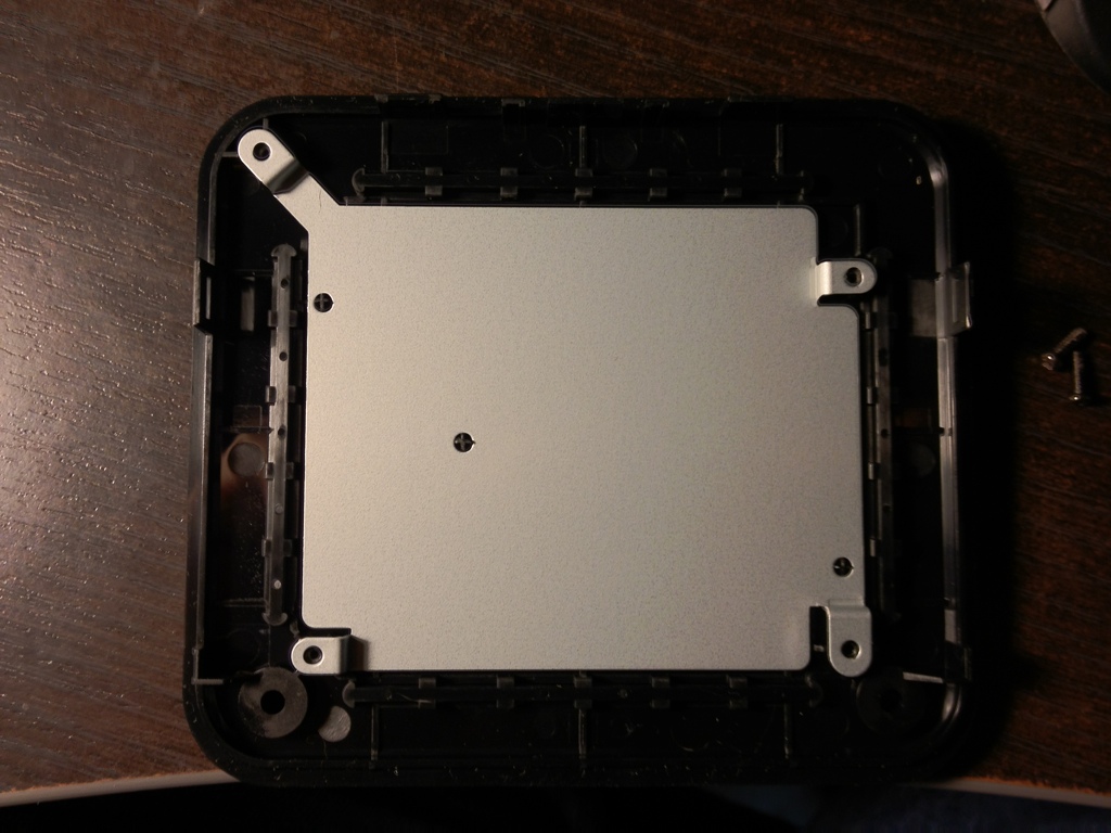 Aluminum heat spreader for heat dissipation on the bottom of the case.