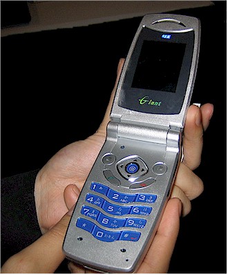 Giant CP 100Wi-Fi Clamshell phone