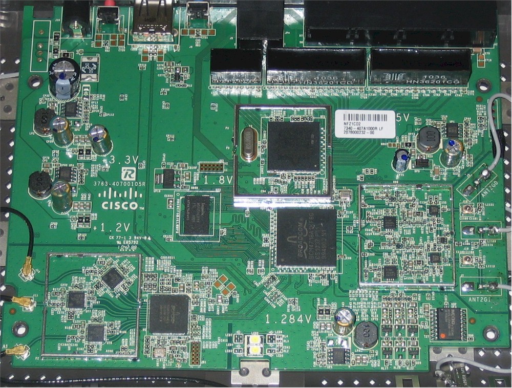 Linksys E4200 inside view - shields removed