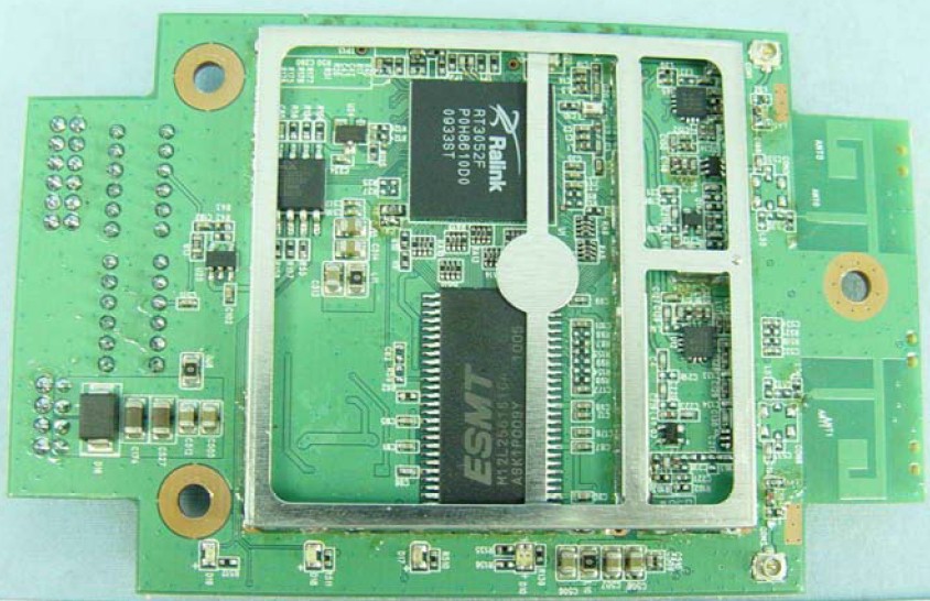 Closeup of the RF board shows the Ralink RT3052F 802.11b/g/n 2x2 AP/Router SoC