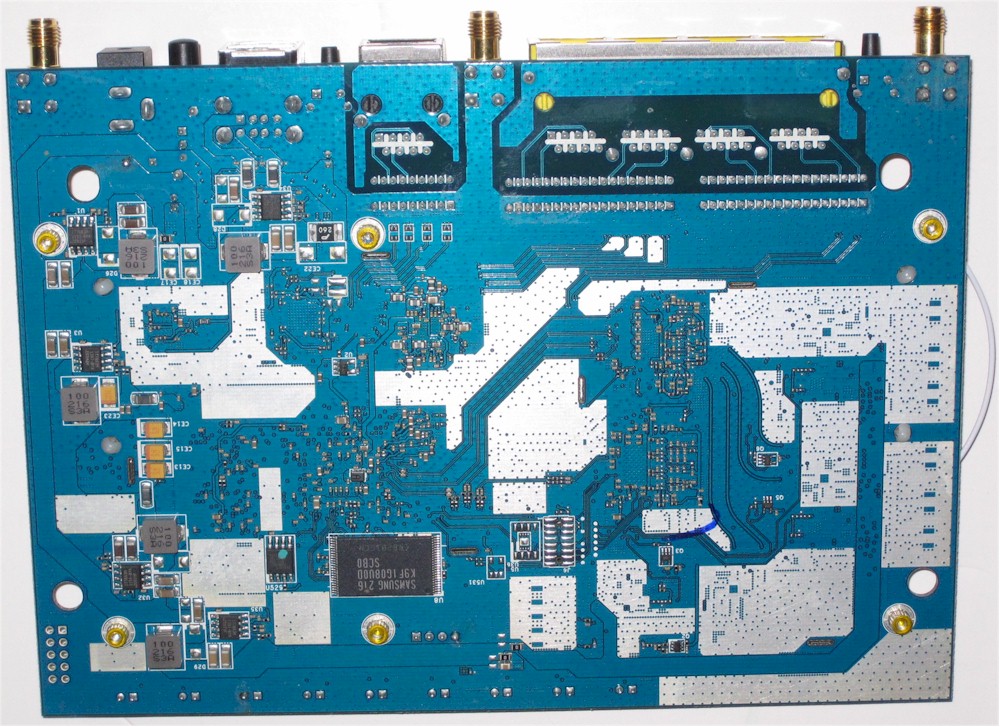 ASUS RT-AC66U board bottom without plate