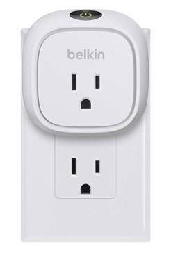 The Belkin WeMo Insight doesn't block the bottom plug